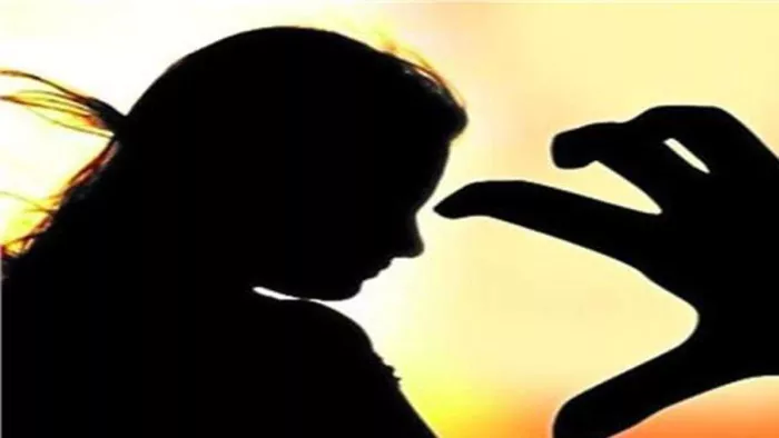 प्रताड़ना से नाबालिग छात्रा ने स्कूल छोड़ी, कई बार छेड़खानी हुई। सांकेतिक तस्वीर।