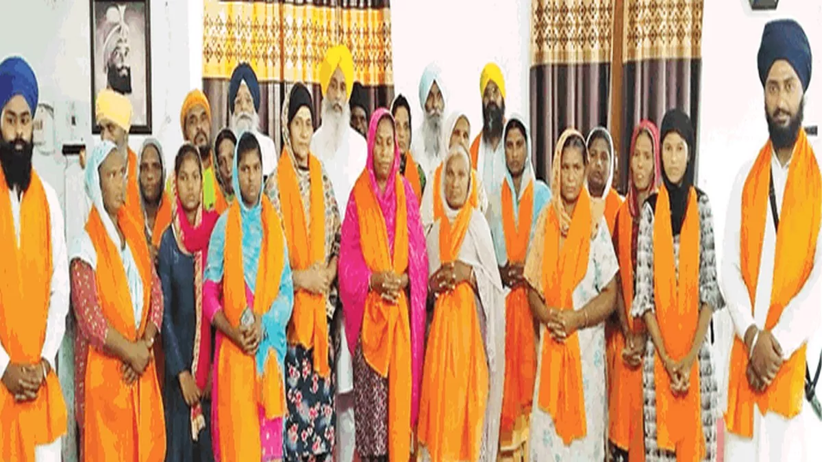 Conversion in Punjab 12 families back to Sikhism Religion in Amritsar -  Conversion in Punjab: अमृतसर में लालच देकर करवाया गया था मतांतरण, 12  परिवारों ने की घर वापसी
