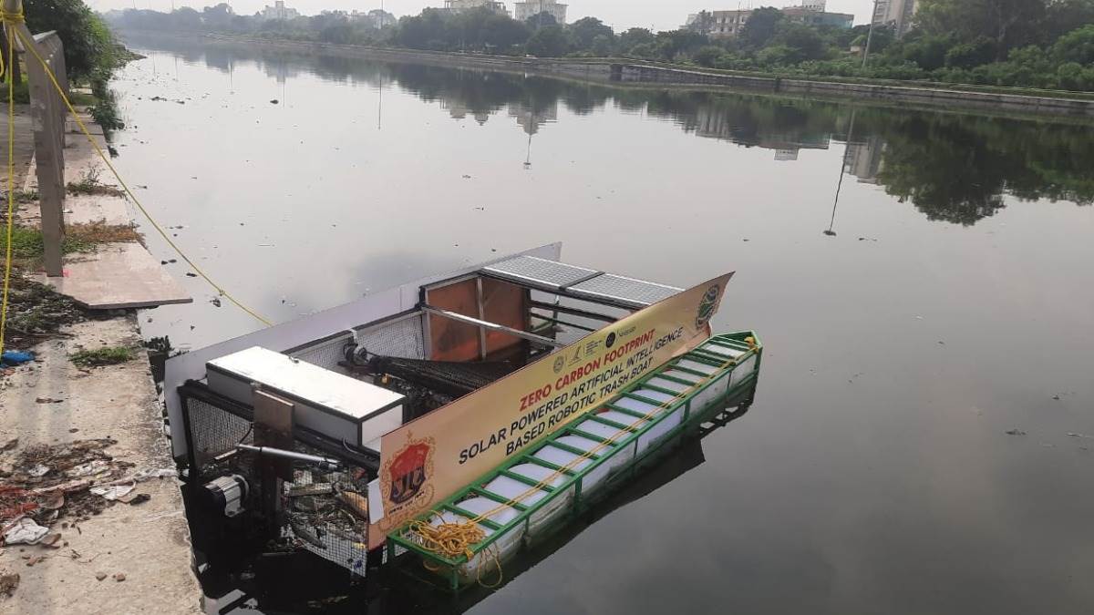 now gomti will be pollution free with robotic trace boat will take out two quintals of garbage in an hour jagran special