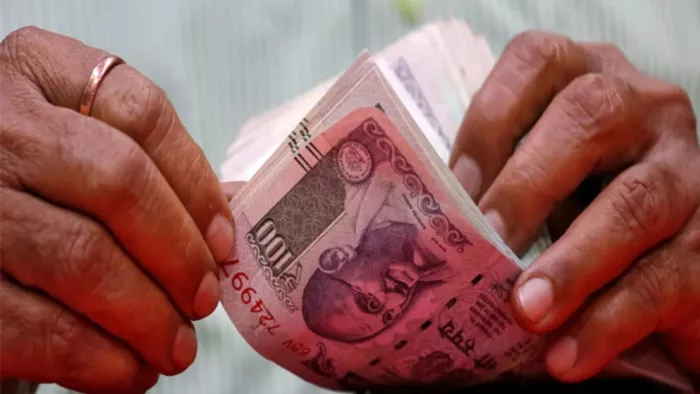 विशेषज्ञों का कहना है कि मुफ्त की योजनाओं का अर्थव्यवस्था पर प्रतिकूल असर पड़ सकता है।
