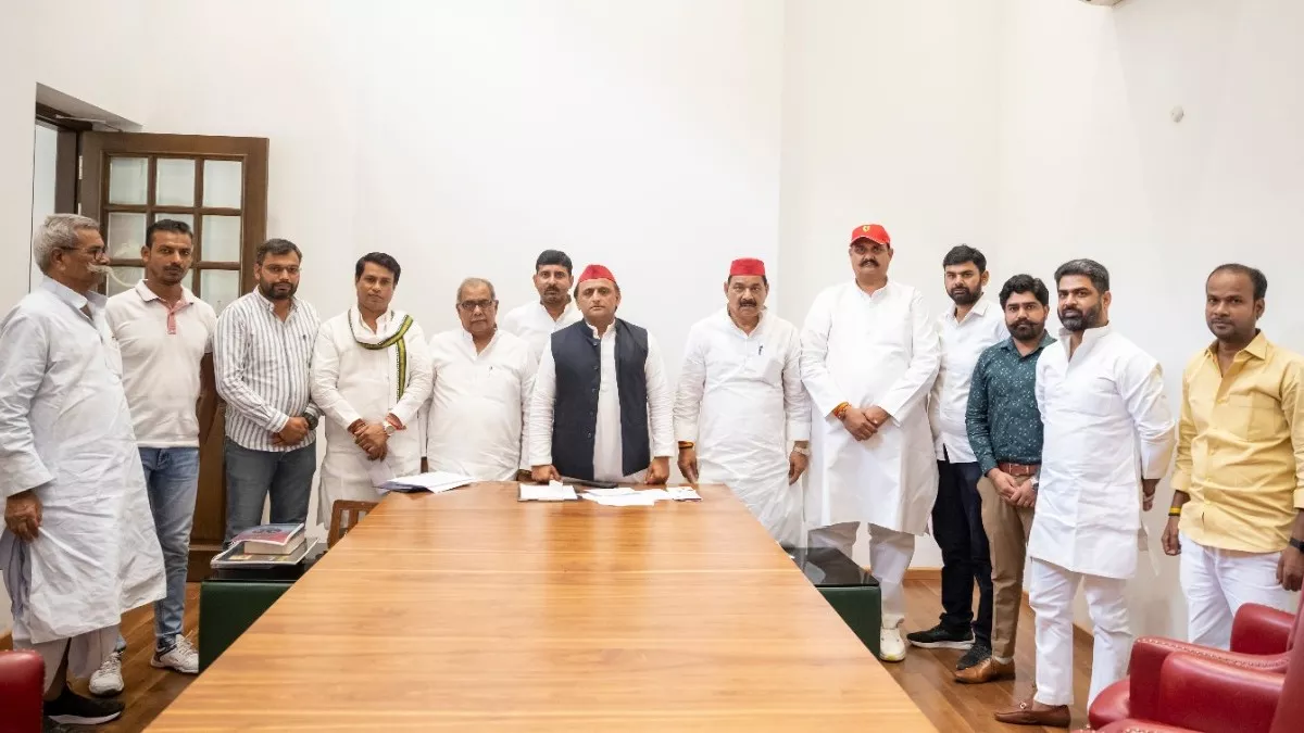 SP sending delegation to meet Shrikant Tyagi wife and family who in jail for indecency with woman in Noida - UP Politics: जेल में बंद श्रीकांत के सहारे त्यागी समाज पर सपा