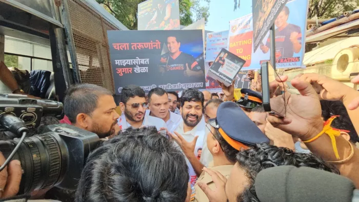 सचिन के घर के बाहर प्रदर्शन करते विधायक बच्चू कडू (फोटो, एक्स)