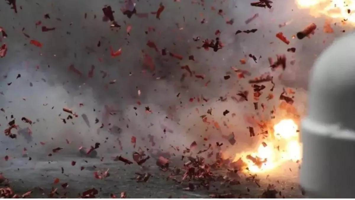 suicide attack in khyber pakhtunkhwa suicide attack on army convoy in pakistan nine soldiers killed suspicion of attack on pakistani taliban