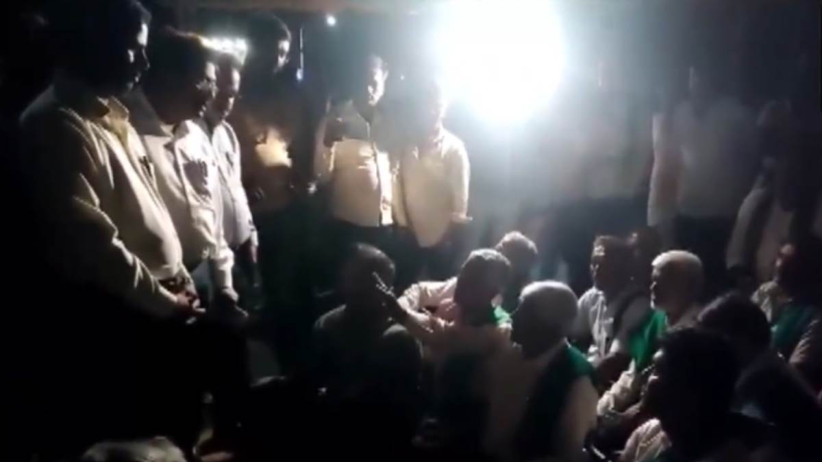 cauvery water dispute farmers protest against releasing cauvery water to tamil nadu night long protest mandya