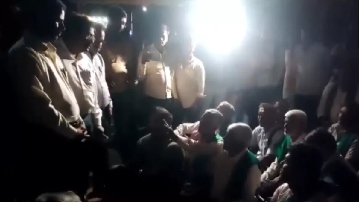  तमिलनाडु को कावेरी का पानी छोड़ने के विरोध में उतरे कर्नाटक के किसान! रातभर जारी रहा प्रदर्शन
