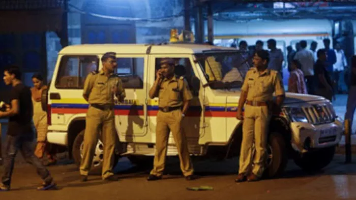 अंतरधार्मिक युगलों की निगरानी करने पर 14 युवकों को दबोचा। (फाइल फोटो)
