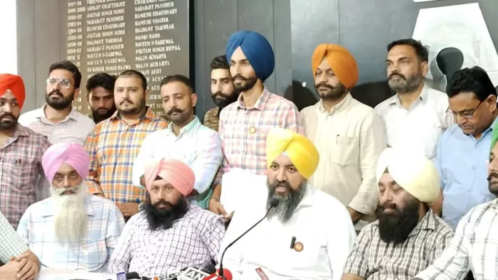 पटवारियों और कानूनगो की कलम छोड़ हड़ताल जारी, सीएम को दी चेतावनी। फोटो जागरण