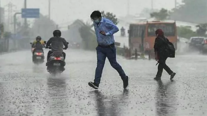 Delhi Weather Update: दिल्ली-NCR में उमस से लोगों का हाल बेहाल
