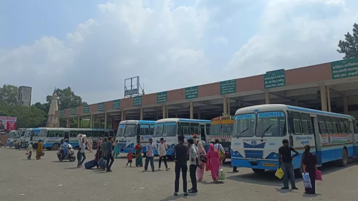 महिलाओं को दिन निशुल्क यात्रा के बावजूद राेडवेज ने कमाया राजस्व
