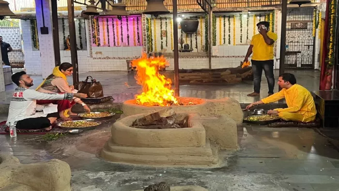 फिल्म अभिनेत्री शिल्पा शेट्टी और राज कुंद्रा ने आगरा कैंट स्थित प्राचीन बगलामुखी मंदिर में पांच कुंडीय यज्ञ किया।