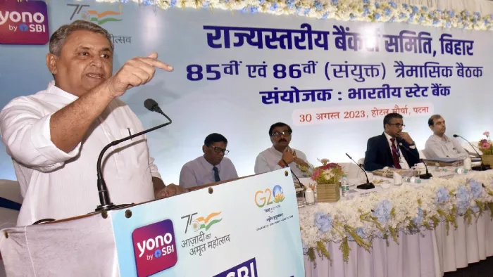 होटल मौर्या में आयोजित राज्यस्तरीय बैंकर्स समिति की बैठक को संबोधित करते वाणिज्य कर मंत्री विजय कुमार चौधरी। जागरण