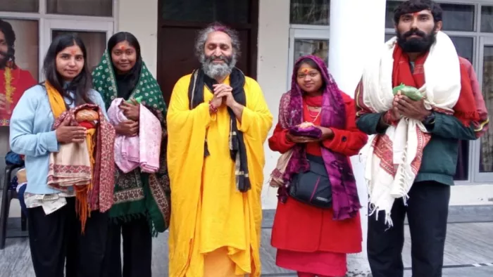 Chardham Yatra 2024: बदरीनाथ धाम में खाक चौक आश्रम में बाबा बालक योगेश्वर दास के साथ युवतियां। जागरण
