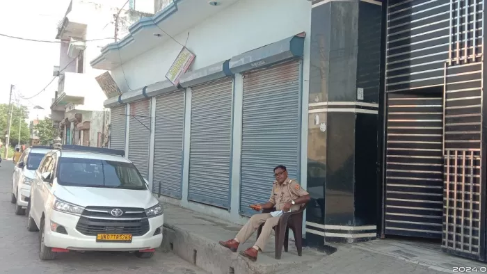 फर्जीवाड़ा के मास्टरमाइंड स्वर्गीय केपी सिंह के आवास के बाहर तैनात पुलिस कर्मी। जागरण