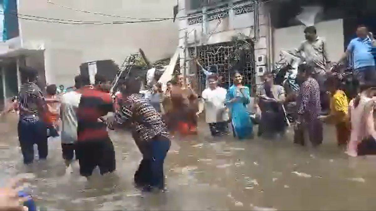 https://www.jagranimages.com/images/newimg/31082024/31_08_2024-flood_vadodara_23788643.jpg
