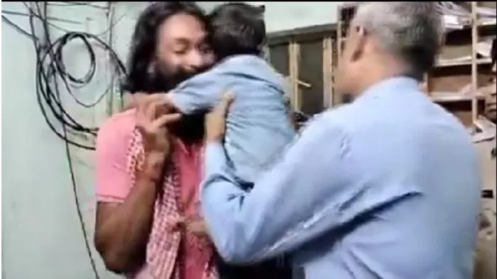जब बच्चे को स्वजन लेने लगे तो वह अपने अपहर्ता तनुज चाहर के सीने से चिपट उससे रोता रहा।फोटो-वीडियो ग्रेव