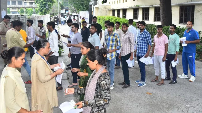 पुलिस आरक्षी भर्ती परीक्षा देने पहुंचे अभ्यर्थियों को कतार में लगवाकर तलाशी लेती पुलिस। जागरण