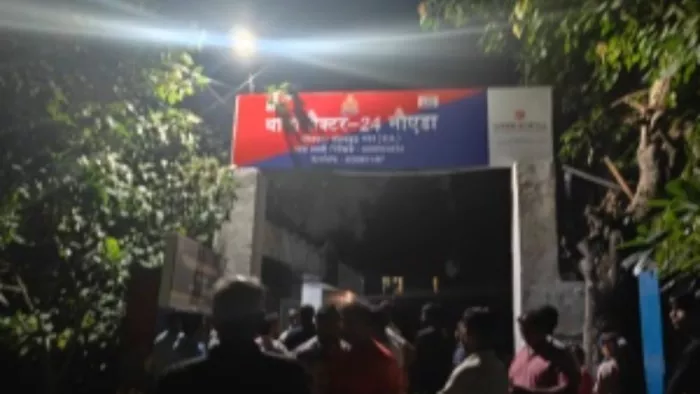 नोएडा सेक्टर 24 कोतवाली के बाहर लगी भीड़। फोटो- जागरण