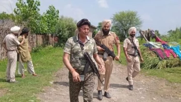 पुलिस व बीएसएफ जवानों के साथ तलाशी अभियान चलाते डीएसपी ग्रामीण सुखजिंदर सिंह l (जागरण फोटो)