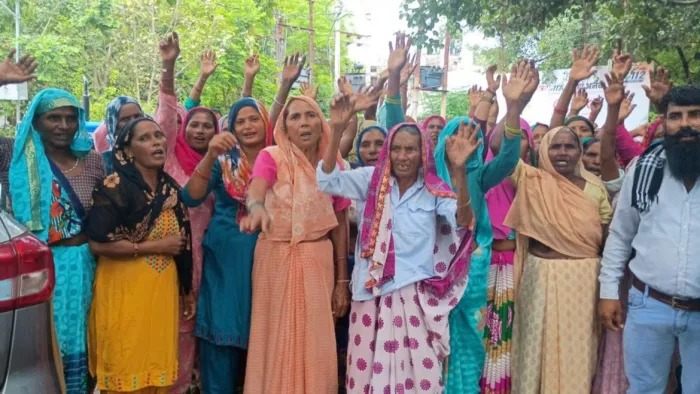 सरकारी स्कूल के सामने खुली शराब की दुकान का विरोध, महिलाओं का प्रदर्शन