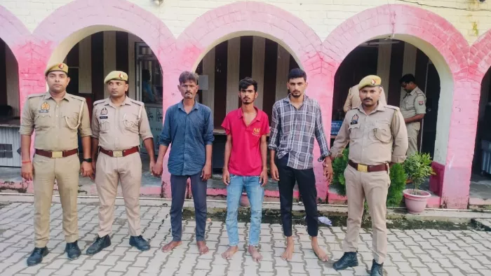 सदर कोतवाली में हत्यारोपितों के साथ पुलिस टीम। जागरण