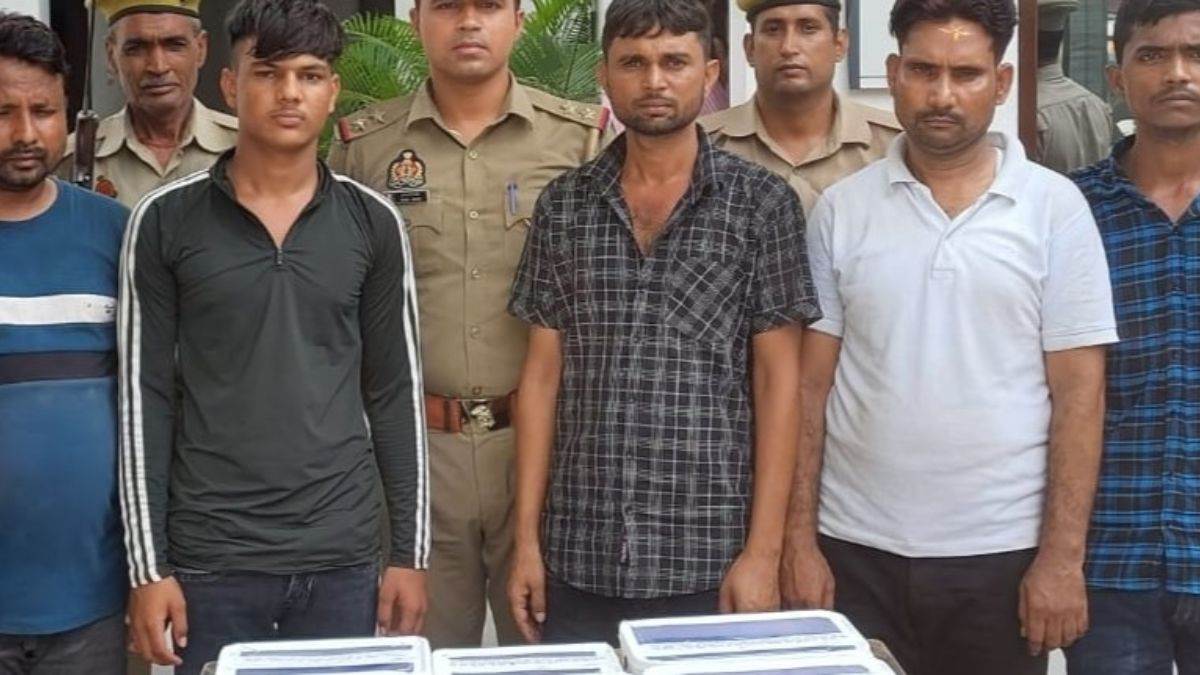 https://www.jagranimages.com/images/newimg/31082025/31_08_2025-atm_accused_agra_24030815.jpg