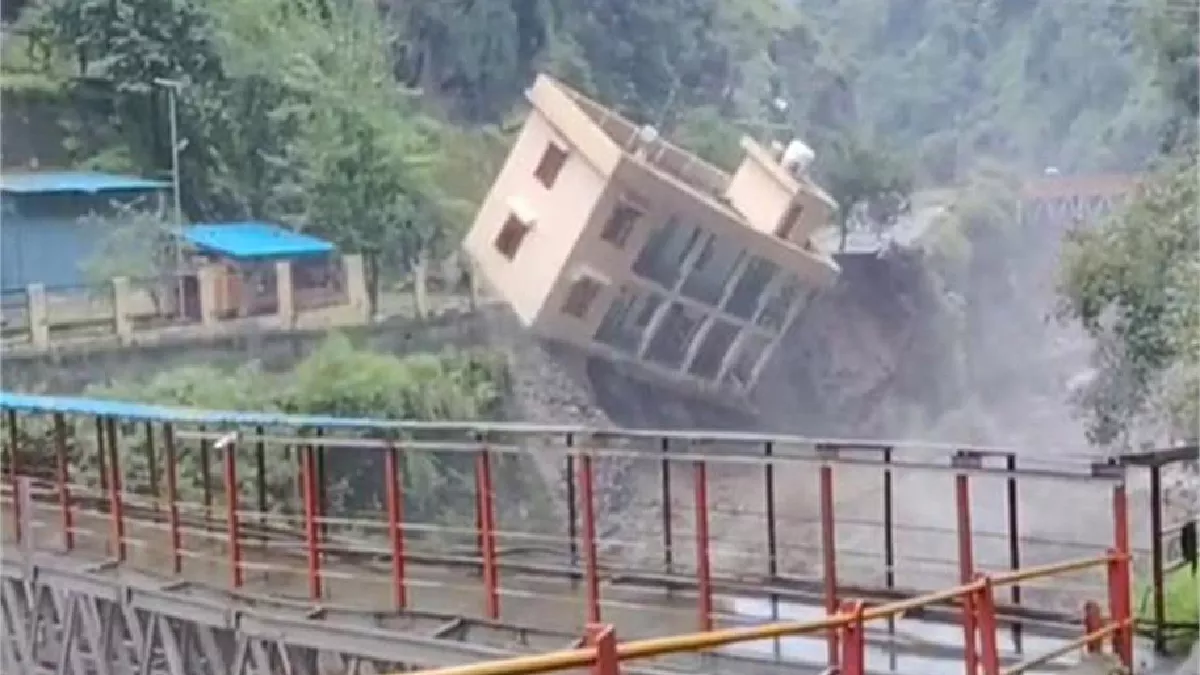 Chamba Flood: बाढ़ से सियूल नदी में समाया 2 मंजिला मकान, भवन में रहते थे CISF के 7 जवान