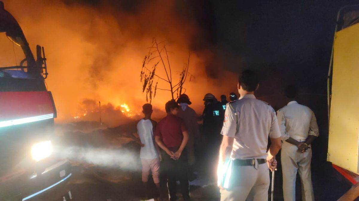 https://www.jagranimages.com/images/newimg/31082025/31_08_2025-delhi_jhuggi_fire_24031514.jpg