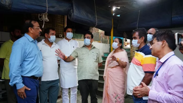 एक आवारा कुत्तों के आश्रय गृह के निरीक्षण के दौरान स्थायी समिति की अध्यक्ष सत्या शर्मा। एमसीडी