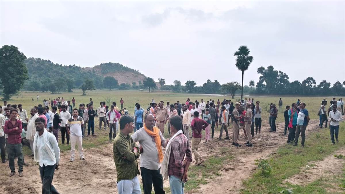 https://www.jagranimages.com/images/newimg/31082025/31_08_2025-explosion_in_mountain_in_mahoba_24031407.jpg