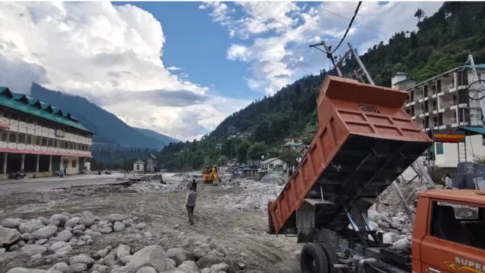 मनाली में ब्यास नदी में आई बाढ़ से क्षतिग्रस्त हाईवे की बहाली का कार्य जारी है।