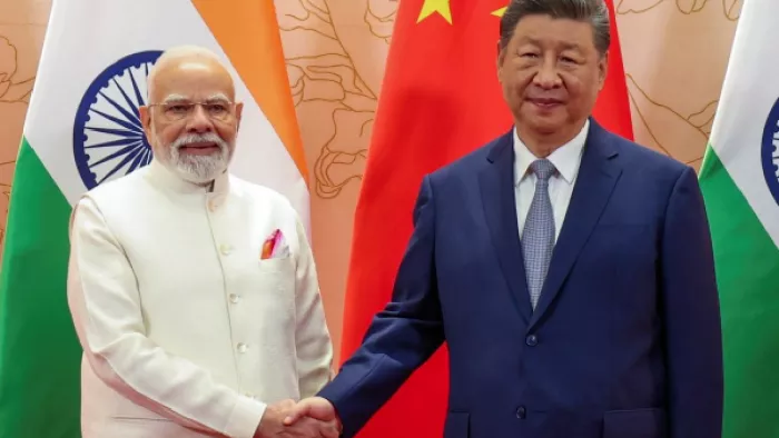 चीनी राष्ट्रपति शी चिनफिंग से मुलाकात के दौरान पीएम मोदी। फोटो- पीटीआई