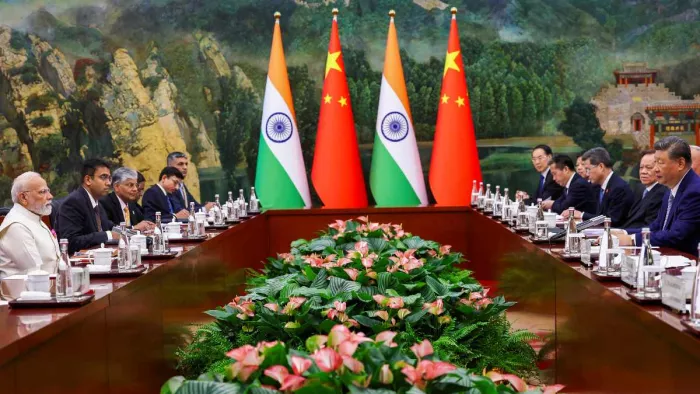 चीन में पीएम मोदी और शी चिनफिंग की बैठक। फोटो- पीटीआई