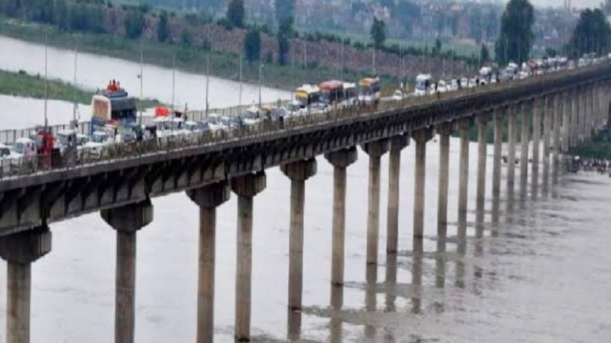 https://www.jagranimages.com/images/newimg/31082025/31_08_2025-prayagraj_fafamau_bridge_24030999.jpg