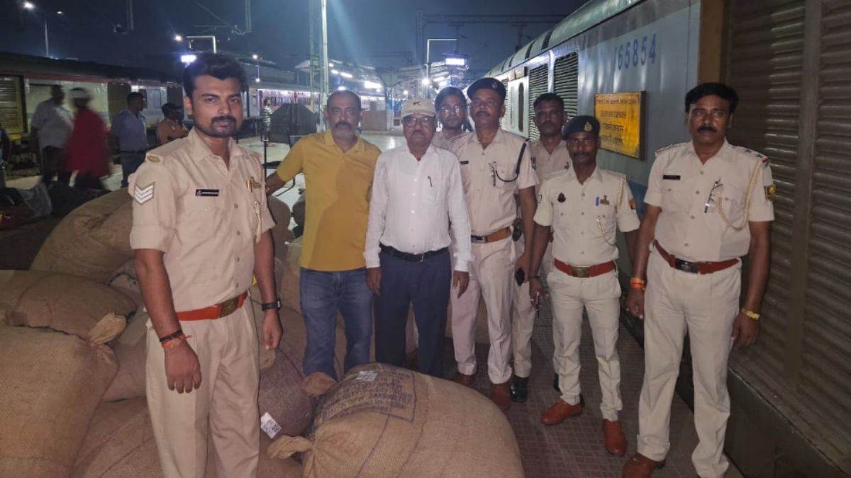 https://www.jagranimages.com/images/newimg/31082025/31_08_2025-rajdhani_express_news_1_24031613.jpg