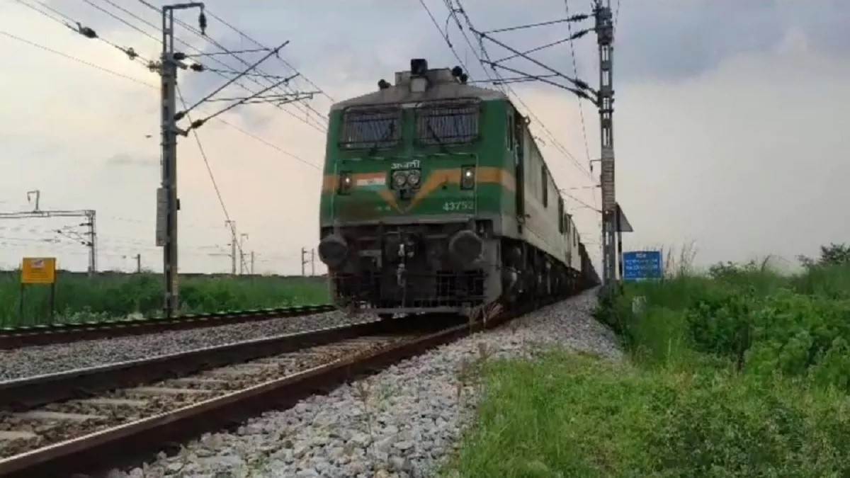 https://www.jagranimages.com/images/newimg/31082025/31_08_2025-train_24030741_5511063.jpg