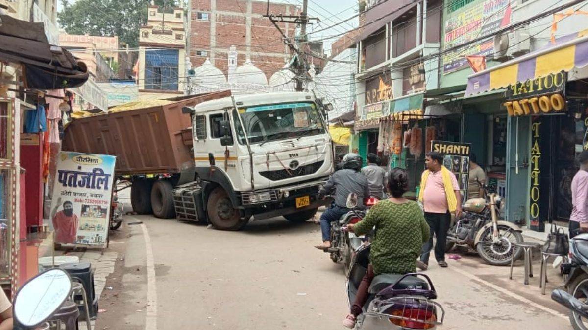 https://www.jagranimages.com/images/newimg/31082025/31_08_2025-truck_stuck_24031150.jpg