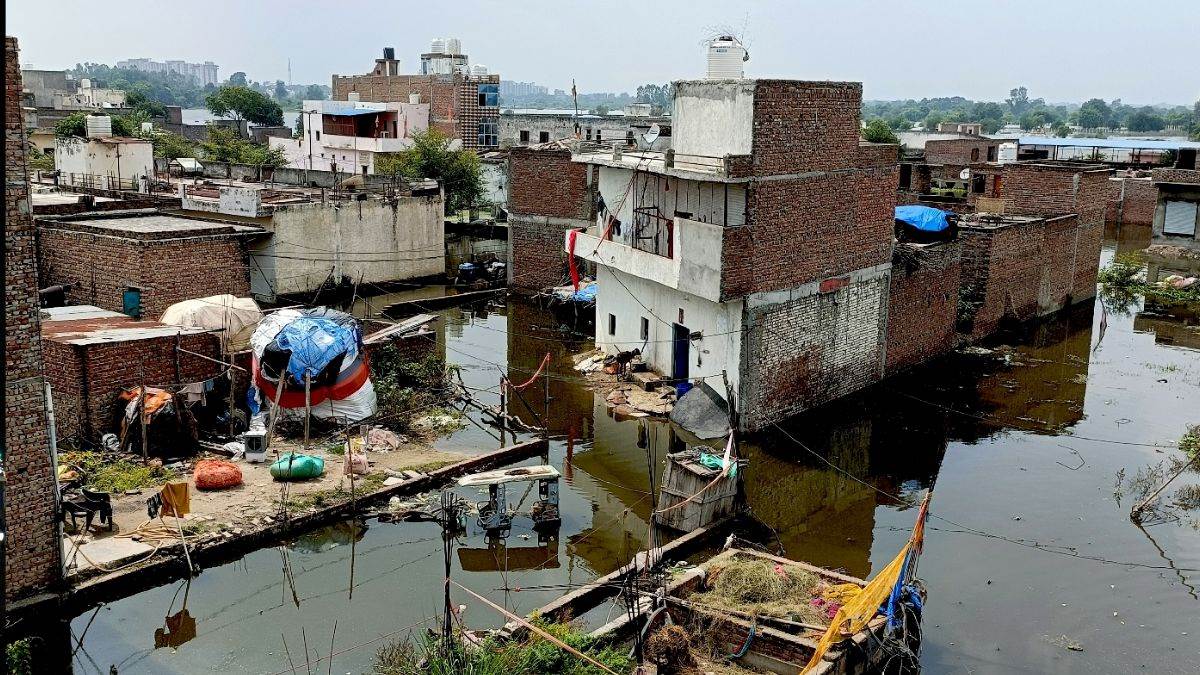 https://www.jagranimages.com/images/newimg/31082025/31_08_2025-yamuna_water_in_khadar_24030751.jpg