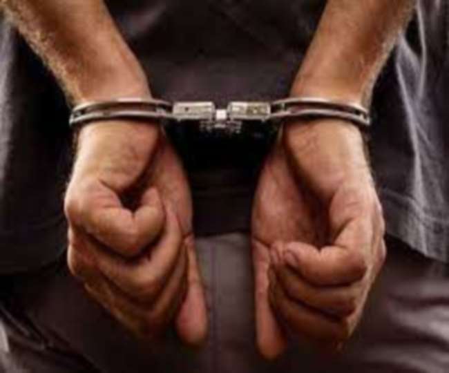 dehradun stf raided the village of bijnor caught a crook with a reward of five thousand