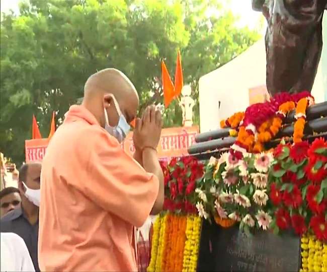 मुख्यमंत्री योगी आदित्यनाथ ने सरदार वल्लभभाई पटेल की जयंती पर लखनऊ के हजरतगंज में उनकी प्रतिमा पर पुष्पांजलि की।