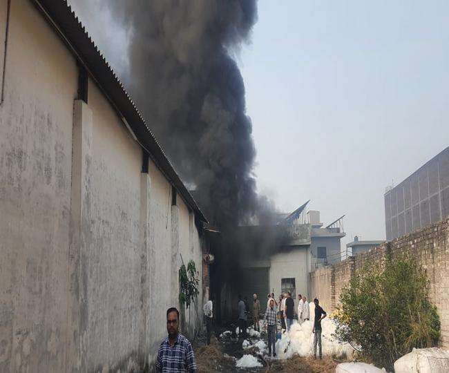 Fire In Ludhiana: लुधियाना में धागा फैक्ट्री में भीषण आग, फायर बिग्रेड की दर्जनों गाडियां बुझाने में जुटी - Fire In Ludhiana, Fire break out at Tajpur Road thread factory in Ludhiana