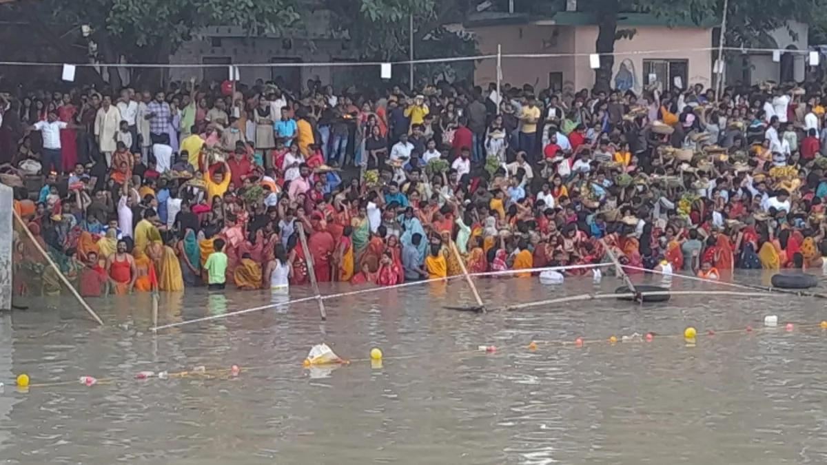 Kolkata Chhath Puja 2022: कोलकाता- हावड़ा के गंगा घाटों पर हजारों छठ व्रतियों ने उगते सूर्य को दिया अर्घ्य