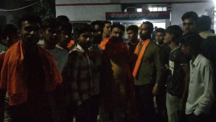 Molestation In Meerut मेरठ में थाने में धरना, कार्यकर्ताओं ने किया हनुमान चालीसा का पाठ।