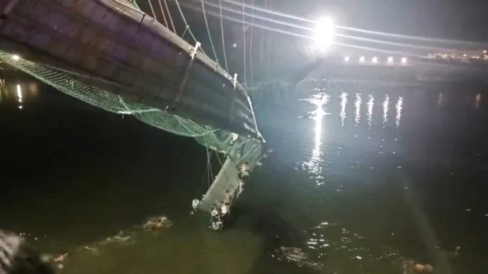 मोरबी ब्रिज को मरम्मत के बाद एक सप्ताह पहले ही खोला गया था।