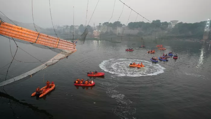 Morbi Bridge Collapse: चश्मदीदों सुनाई हादसे की कहानी