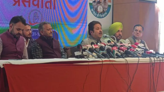 हिमाचल प्रदेश कांग्रेस प्रभारी राजीव शुक्ल शिमला में पत्रकार वार्ता के दौरान।