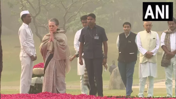 Indira Gandhi Death Anniversary: सोनिया गांधी ने पूर्व पीएम इंदिरा गांधी को दी श्रद्धांजलि (फोटो एएनआइ)