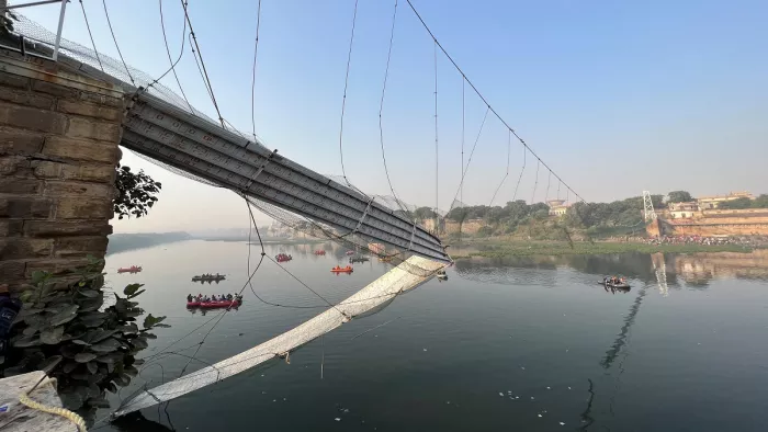 Gujarat के मोरबी में बना सस्पेंशन ब्रिज टूटा (फोटो- पीटीआई)