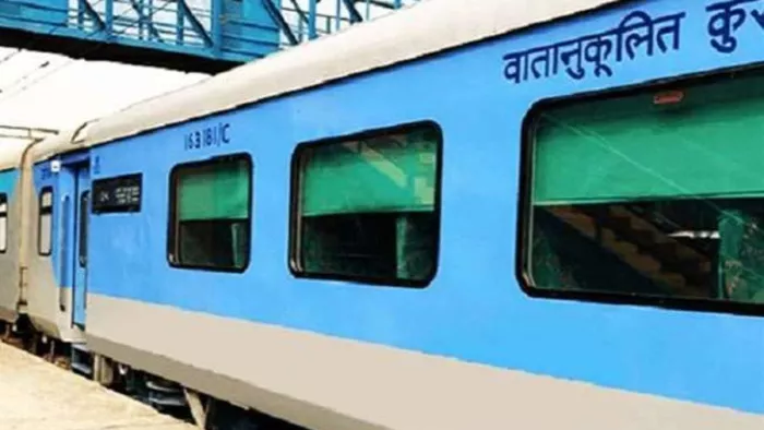 बिना टिकट यात्रा कर रहे दारोगा की टीटीई से हुई बहस।