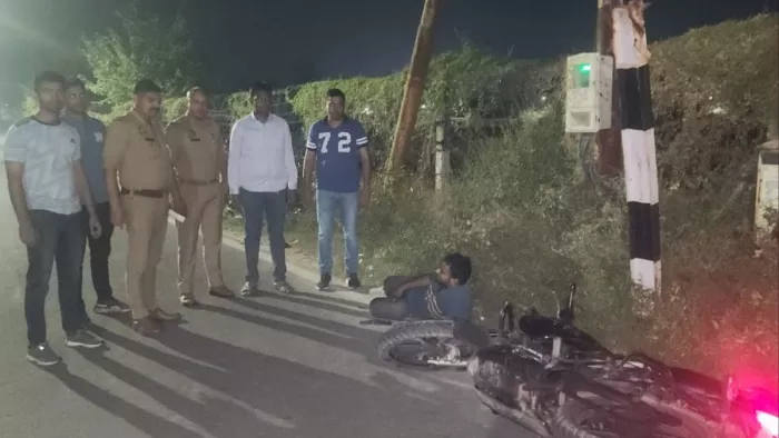 Agra News: आगरा पुलिस ने मुठभेड़ में पकड़ा लुटेरा।