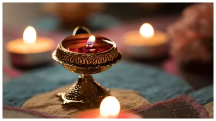 Puja Path Tips जानिए शाम को दीपक जलाने के लाभ।